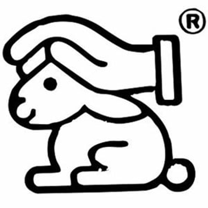 Hase mit schützender Hand